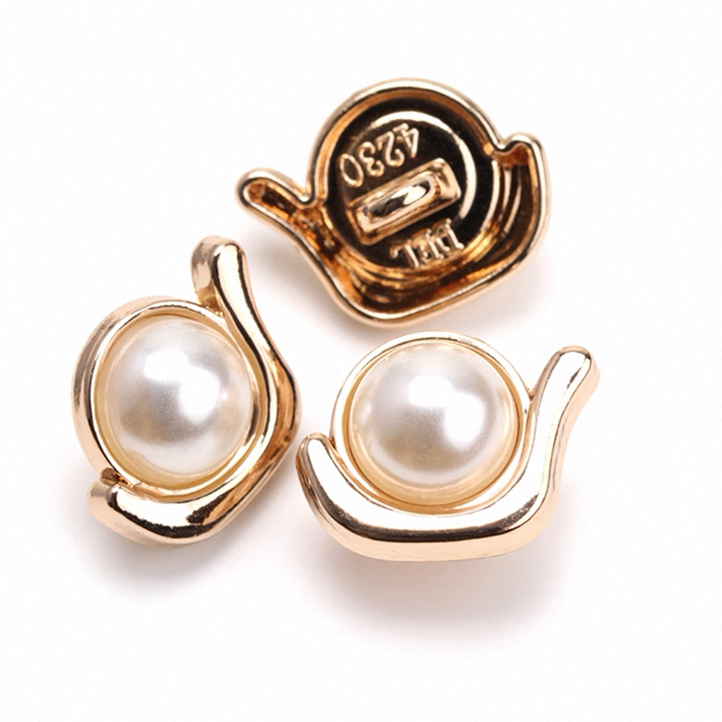 小香风金属珍珠扣